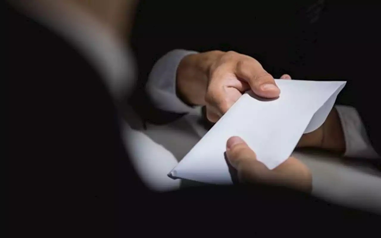 LARANGAN MEMANFAATKAN JABATAN UNTUK MENGAMBIL HARTA