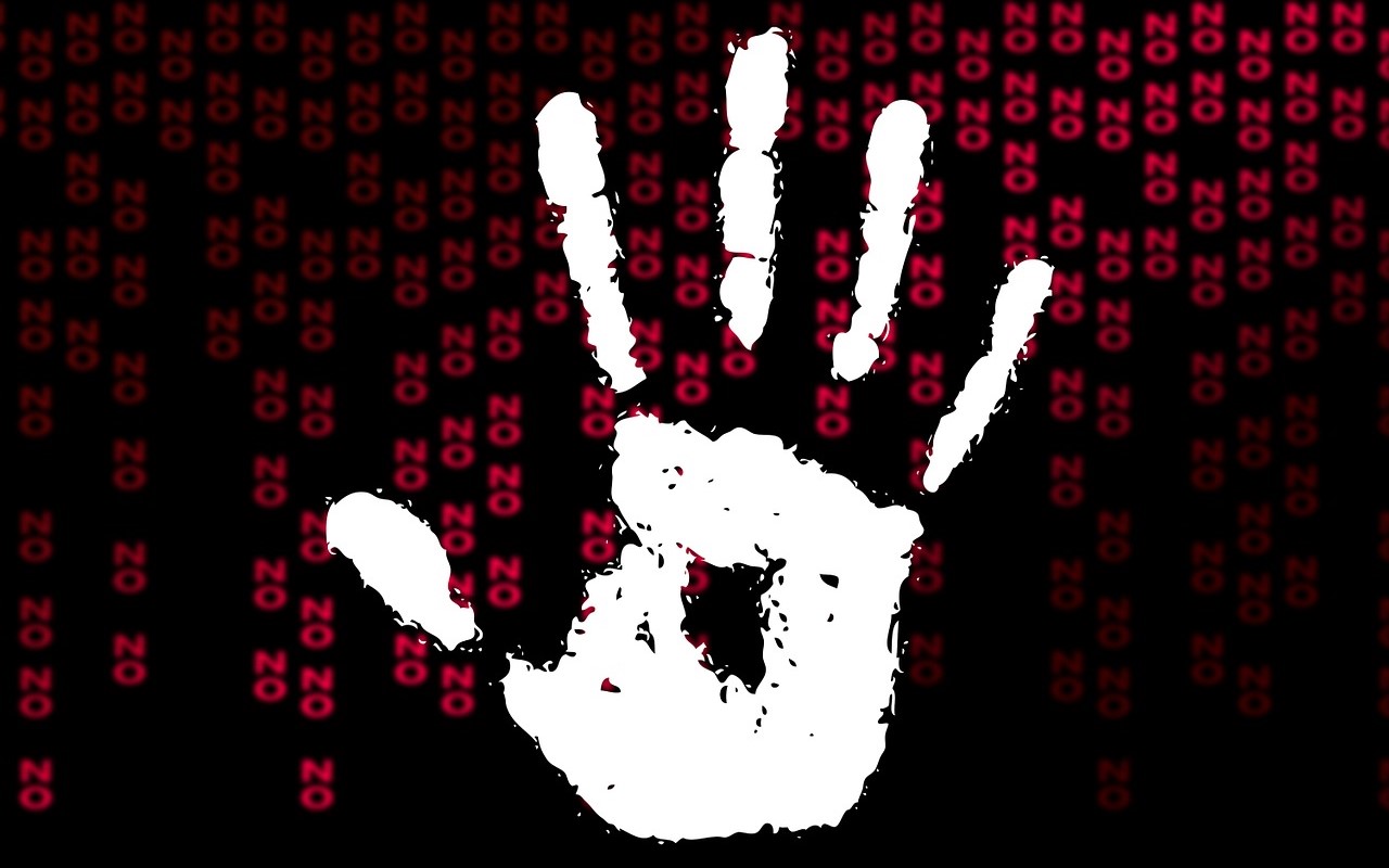 LARANGAN MELINTAS DI DEPAN ORANG YANG SHALAT