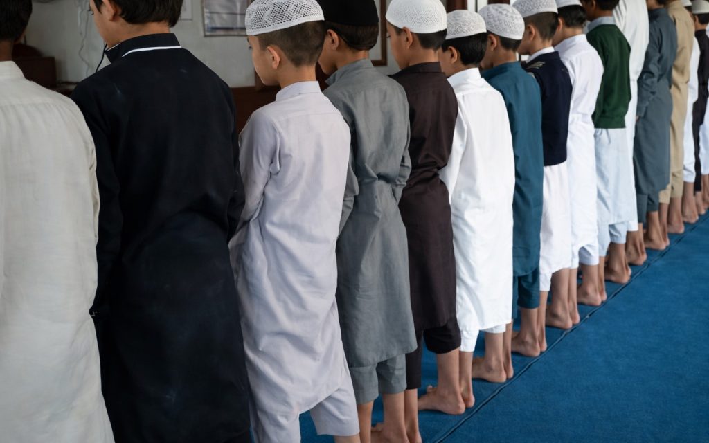 LARANGAN BERBICARA DI DALAM SHALAT DAN PENGGANTINYA YANG DISYARIATKAN