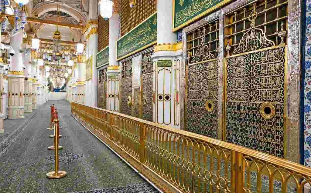 KUBURAN NABI TIDAK BERADA DI DALAM MASJID